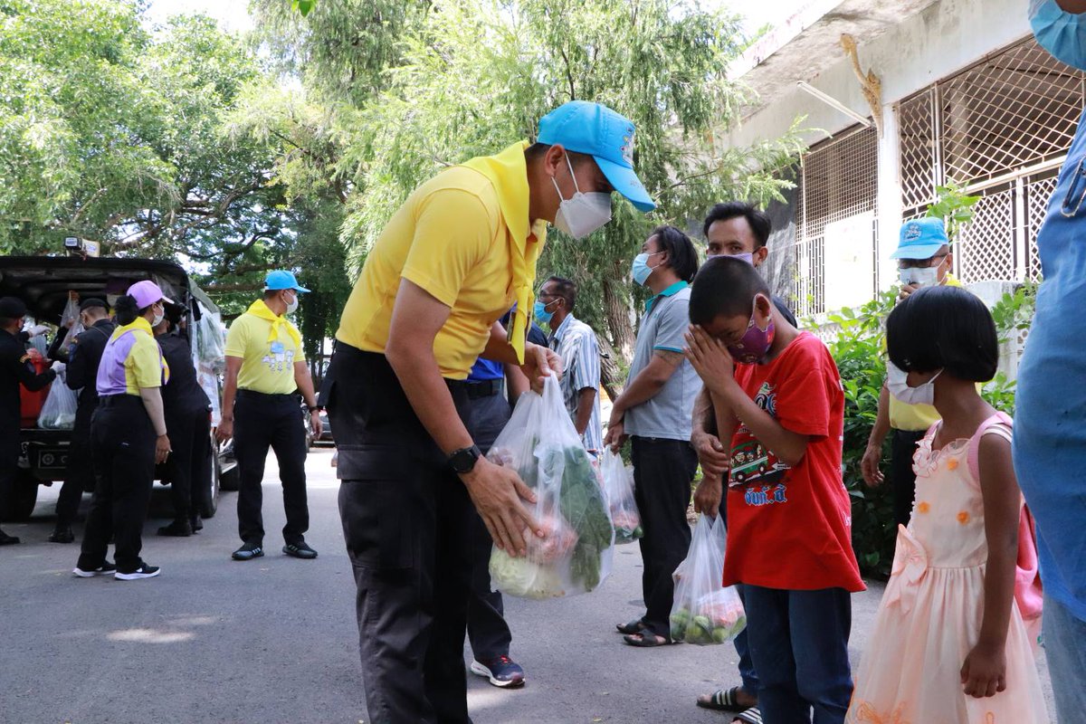 1st_Army_Area's tweet photo. กกล.บูรพา ฉก.อรัญประเทศ โดย ชค.ทพ.12 จัดกิจกรรม “รถปันสุข ร่วมแบ่งปันน้ำใจ” ร่วมกับผู้มีจิตศรัทธา นำข้าวสารอาหารแห้ง อาหารสด ผักผลไม้ จำนวน 600 กก. ไปมอบให้กับพี่น้องประชาชน จำนวน 200 ครัวเรือน ใน5 หมู่บ้าน พื้นที่ ต.บ้านใหม่หนองไทร อ.อรัญประเทศ จ.สระแก้ว https://t.co/VwZogruL9S