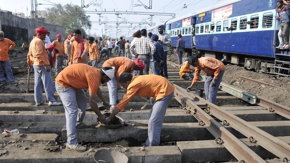HEMRAJM93826586's tweet photo. #OPEN_LDCE_EXAM_FOR_TRACKMAN #LDCE_OPEN_FOR_TRACKMAN_IN_ALL_DEPT

@PiyushGoyal 
@RailMinIndia 
@IR_CRB 
@nfirindia 
@airfindia 
@AIRTUINDIA 
@ndtvindia
@aajtak
@ZeeNews
@News24
जब रेल एक परिवार है तो 
सौतेला पन ट्रकमैनो से क्यो https://t.co/kGJYXfDle1