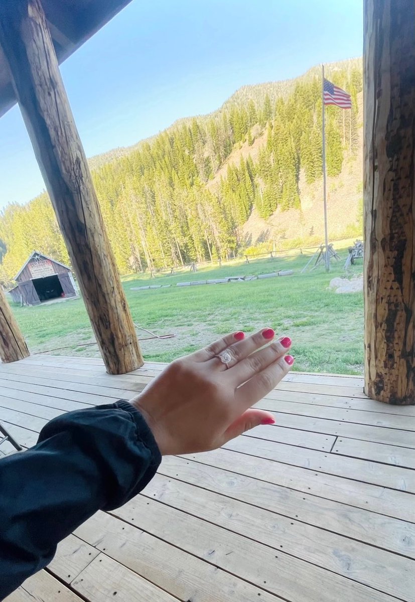 STEPHMHAMILL's tweet photo. Some personal news: I’m engaged to my best friend and love of my life!😍 https://t.co/Ab63sGBjoP