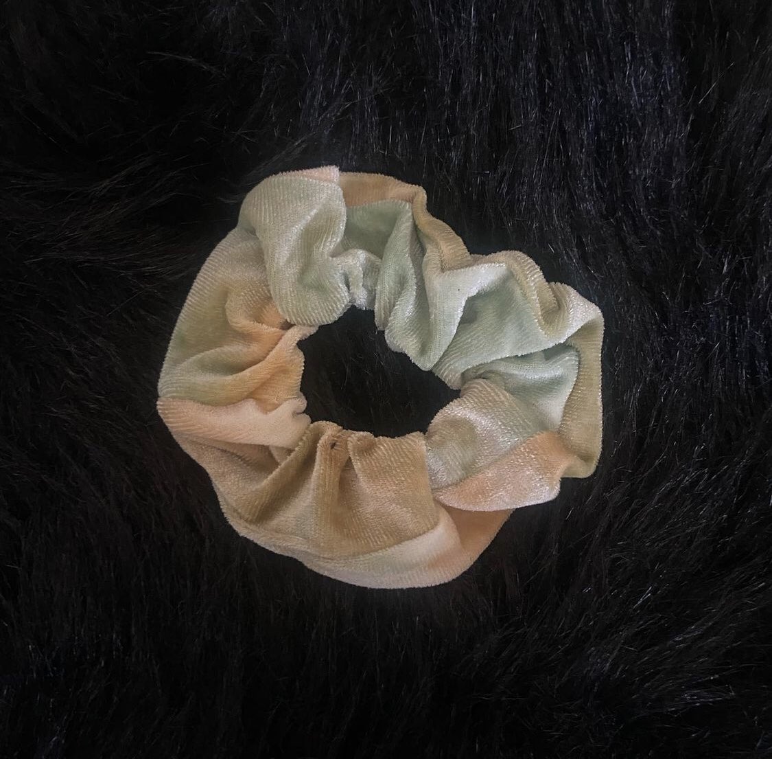 emareneegreen's tweet photo. Hair scrunchies 🤩 

#beautyyispromised #BlackOwnedBusiness #smallbusiness #hairaccessories #hairscrunchie #fashion #retweet #share #like #comment https://t.co/jwZrLByMb9