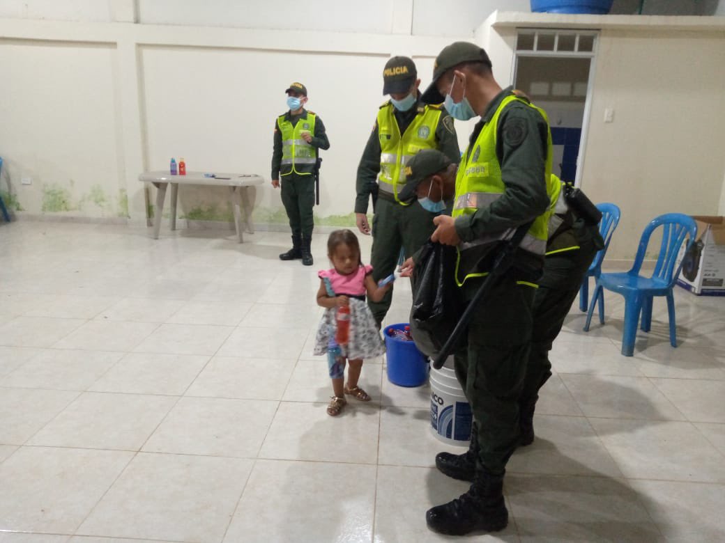 PoliciaDepuy's tweet photo. los gestores de partipación ciudadana, #GINAD y @PoliciaUNIPEP, realizaron tarde recreativa juegos entrega de detalles y compartir con nuestros 👦👧 del barrio #Tequendama buscando afianzar la convivencia y seguridad ciudadana de #PuertoAsis #ColombiaUnaRazón #EsUnHonorSerPolicía https://t.co/bDIagujgWx