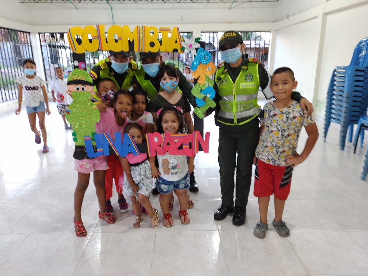 PoliciaDepuy's tweet photo. los gestores de partipación ciudadana, #GINAD y @PoliciaUNIPEP, realizaron tarde recreativa juegos entrega de detalles y compartir con nuestros 👦👧 del barrio #Tequendama buscando afianzar la convivencia y seguridad ciudadana de #PuertoAsis #ColombiaUnaRazón #EsUnHonorSerPolicía https://t.co/bDIagujgWx