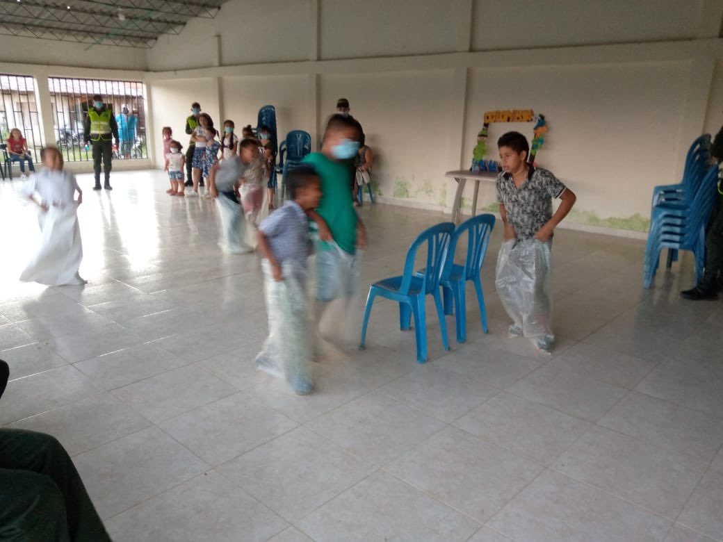 PoliciaDepuy's tweet photo. los gestores de partipación ciudadana, #GINAD y @PoliciaUNIPEP, realizaron tarde recreativa juegos entrega de detalles y compartir con nuestros 👦👧 del barrio #Tequendama buscando afianzar la convivencia y seguridad ciudadana de #PuertoAsis #ColombiaUnaRazón #EsUnHonorSerPolicía https://t.co/bDIagujgWx
