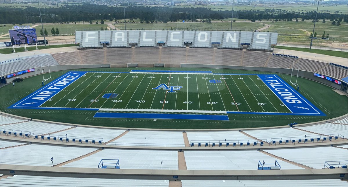 Chilli__Lorenz's tweet photo. What a very, very successful day, and an even more successful visit! Thank you to @AF_Football @CoachAC3 @CoachLobotzke @CoachTCalhoun for hosting me! 🥳📍also a big shoutout to @BenGarland63 for an awesome speech on being a leader!! ⚡️ BOLTS UP ⚡️ https://t.co/xKmlyR6MZ9
