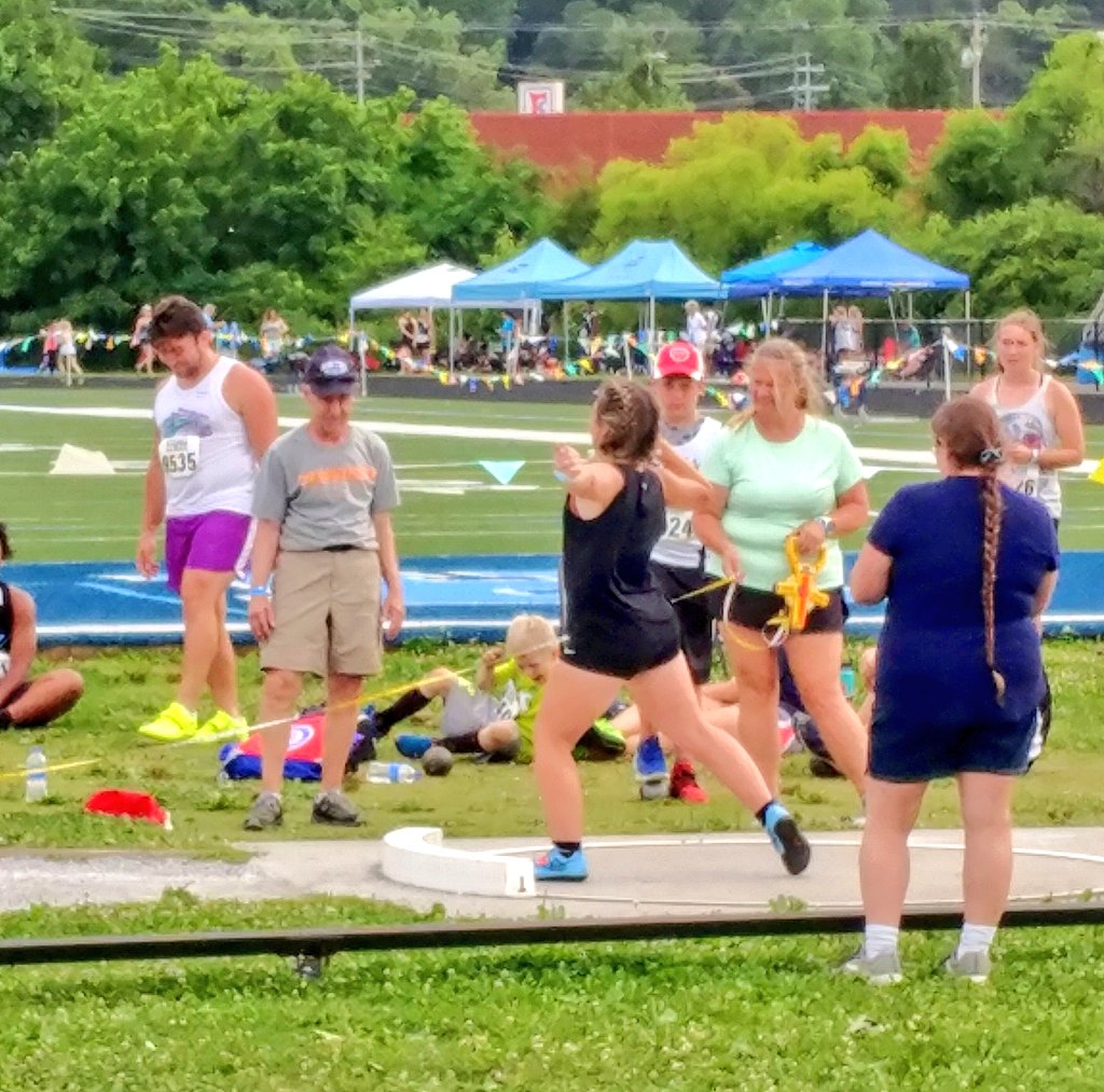 C_Banner_VFL's tweet photo. Great time today w @lauryn_banner at the #AAU qualifier @HVA_TF #discusthrow #shotput #throwernation #throwsomething https://t.co/J5VKm5E3CC