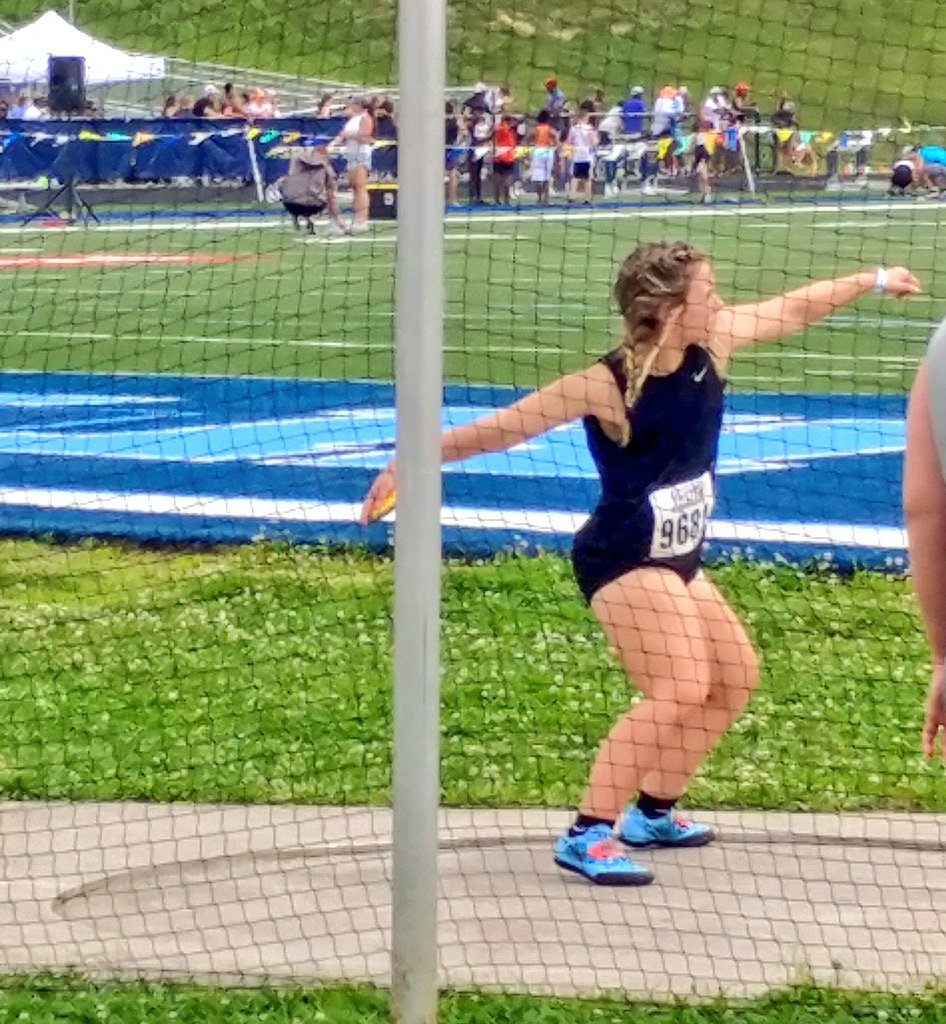 C_Banner_VFL's tweet photo. Great time today w @lauryn_banner at the #AAU qualifier @HVA_TF #discusthrow #shotput #throwernation #throwsomething https://t.co/J5VKm5E3CC