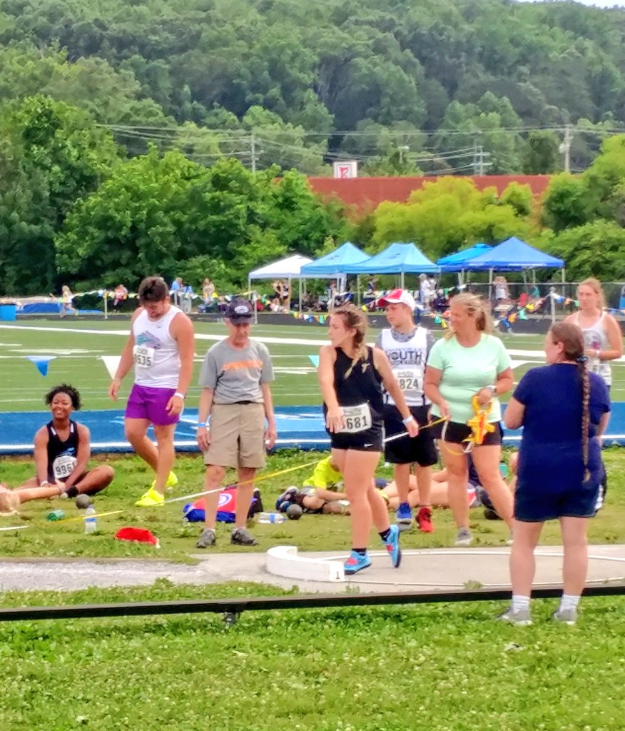 C_Banner_VFL's tweet photo. Great time today w @lauryn_banner at the #AAU qualifier @HVA_TF #discusthrow #shotput #throwernation #throwsomething https://t.co/J5VKm5E3CC
