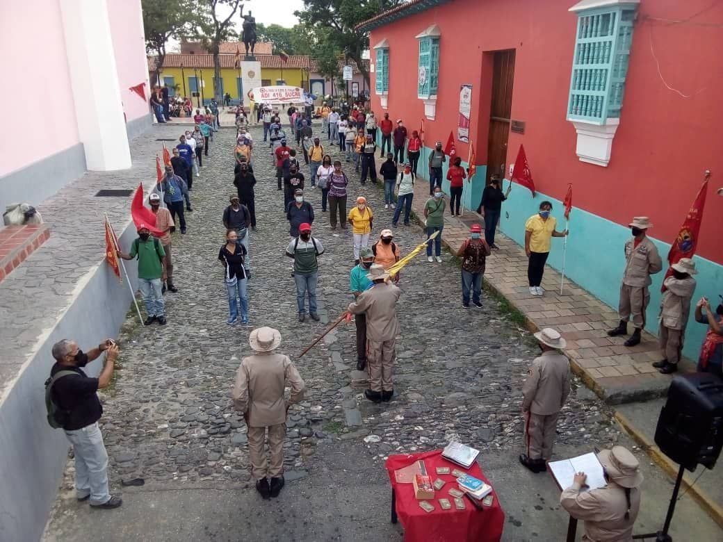 ManuelGBernalM's tweet photo. 🇻🇪 La @Milicia_B1 junto a las comunas, llevamos a cabo la elección y juramentación de 70 Comandantes de Unidades Populares de Defensa Integral, a fin de garantizar la Inexpugnabilidad de la Patria Grande. https://t.co/9Y1ZaNA6yl
