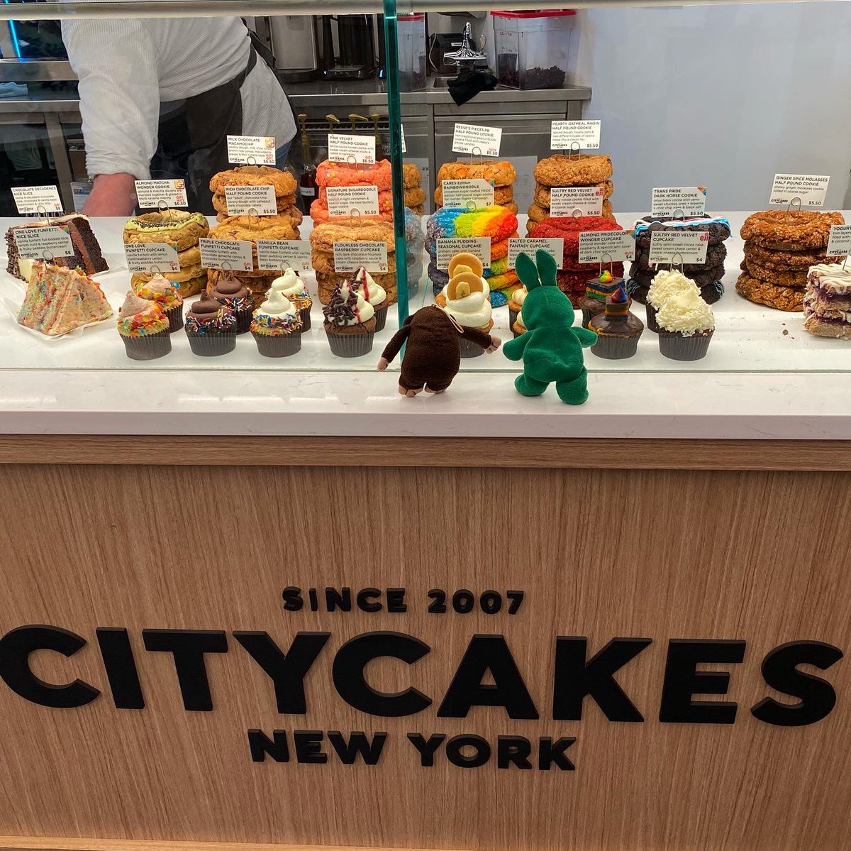 greenietravels's tweet photo. Tasting the rainbow!
.
.
.
#citycakes #cookies #halfpoundcookies #rainbowdoodles #cake #almondcake #rainbowcookiecake #almondpridewondercake #wondercake #tastetherainbow🌈 #citycakescares #madeinny #nyceats #pridemonth #nycpride #pridenyc #letyourflagsfly https://t.co/fe23k7L6jc