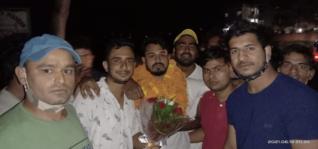 azadaliuk's tweet photo. सभी चाहने वालों के लिए खुशी की बात है,, आज़ाद ग्रुप के संस्थापक हम सब के प्यारे भाई,, आसिफ कुरैशी को जेल की चार दीवारों से बाहर ले आये हैं,,
सत्य विचलित हो सकता है पराजित नहीं ✊
#AzadGroup https://t.co/52tHdj5sqq