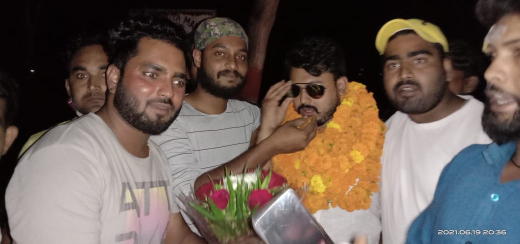 azadaliuk's tweet photo. सभी चाहने वालों के लिए खुशी की बात है,, आज़ाद ग्रुप के संस्थापक हम सब के प्यारे भाई,, आसिफ कुरैशी को जेल की चार दीवारों से बाहर ले आये हैं,,
सत्य विचलित हो सकता है पराजित नहीं ✊
#AzadGroup https://t.co/52tHdj5sqq