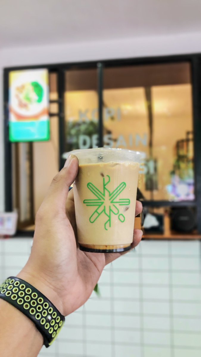 aryaadhi's tweet photo. #cupinhand Ruang seketika, Tebet.
Sekarang buka dari jam 8 pagi sampai 8 malam. Tetanggaan sama @warpopski .
Ada kopi, non kopi yg seger2 juga ada bakmi. 😋 https://t.co/AsJIUbwqGI