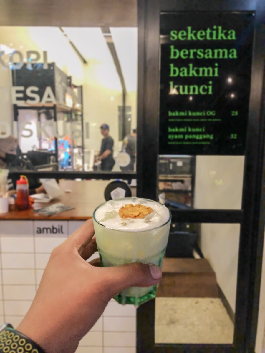 aryaadhi's tweet photo. #cupinhand Ruang seketika, Tebet.
Sekarang buka dari jam 8 pagi sampai 8 malam. Tetanggaan sama @warpopski .
Ada kopi, non kopi yg seger2 juga ada bakmi. 😋 https://t.co/AsJIUbwqGI