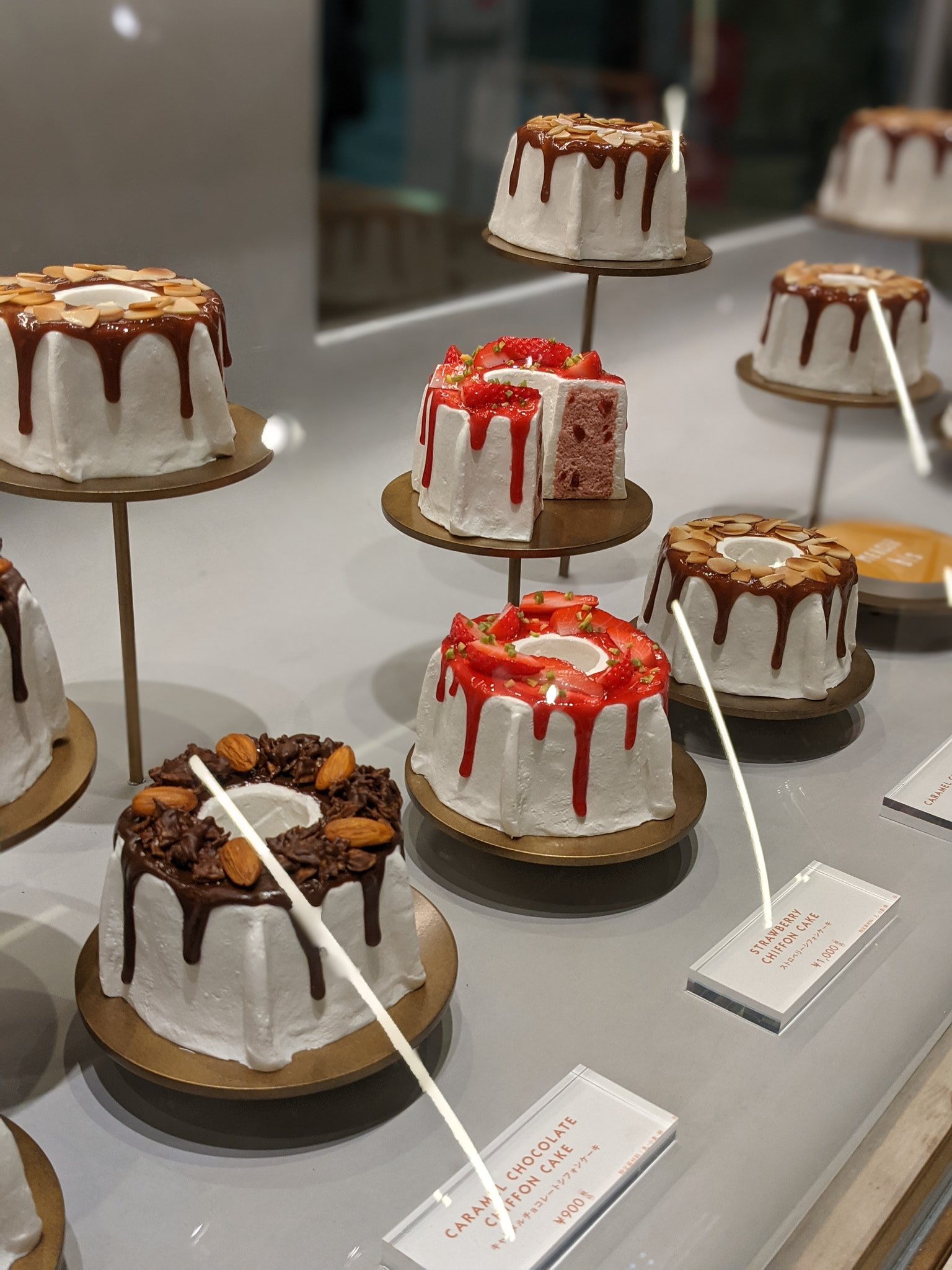 ゆうな 渋谷マークシティで最近熱いシフォンケーキ屋さん これはかわいい シフォンケーキなのに生菓子でサイズ感お土産としてよきすぎる 生キャラメルはギルティ Mercerbis T Co Kasrm4tmma Twitter