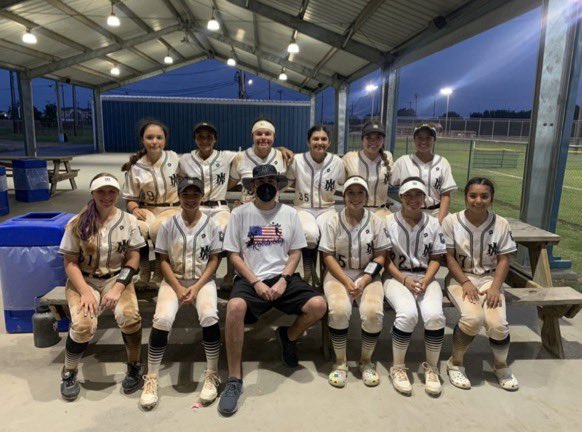 SarahAlmazan25's tweet photo. #robstrong Thank you Coach Rob for coming out and watching us play. It was great seeing you again!!! @AMBonola14u https://t.co/q8Zlx1hkQD