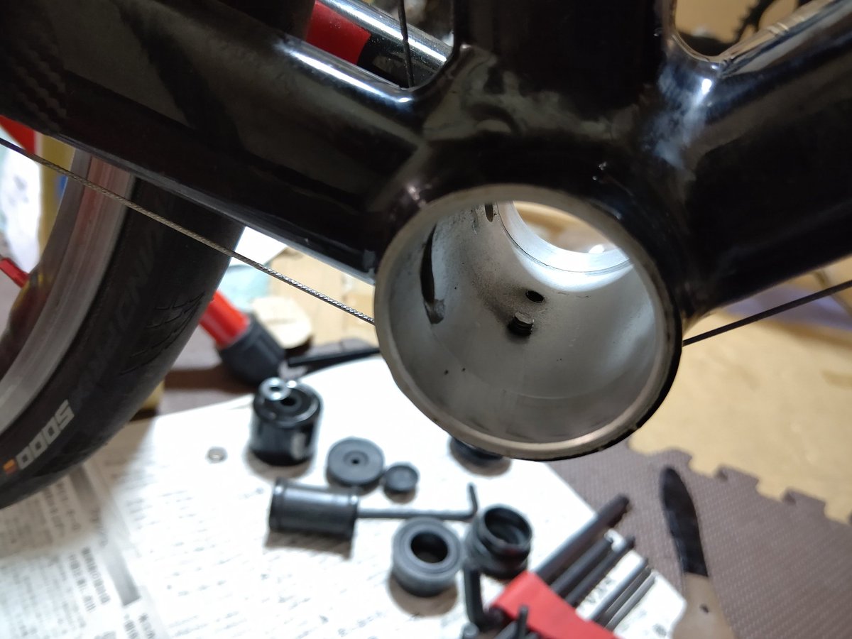 ha36sszukialto's tweet photo. BB86交換中、プレスフィットだから緊張したけど、工具使用したら思いの外、簡単に外れた😃💡✨
お昼食べたら、デュラのBBを圧入します!!
#BB86
#GIANT https://t.co/Mf2oaXIqcQ