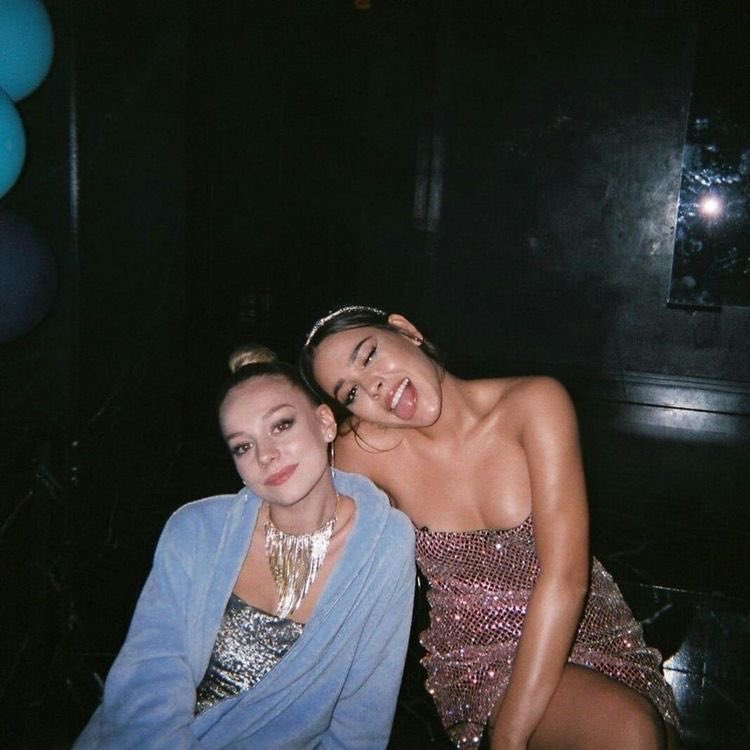 soylu_elite's tweet photo. Ester Expósito y Danna Paola viendo cómo ellas eran las que cargaban con todo el peso de todas las temporadas anteriores de #Elite https://t.co/W0paH4jEI1