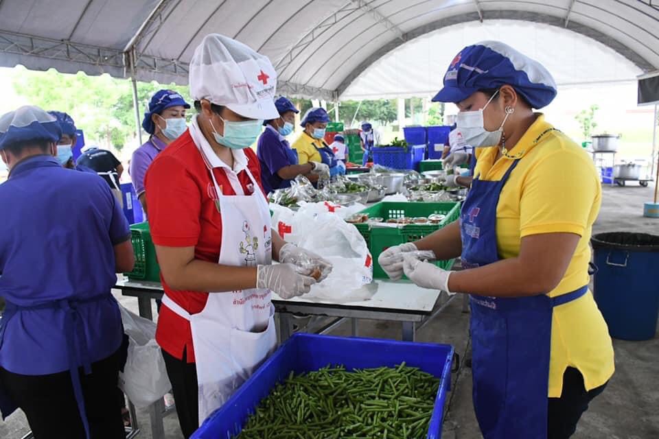 army_greenbrain's tweet photo. ครัวพระราชทาน อุปนายิกาผู้อำนวยการสภากาชาดไทย จังหวัดตรัง ประกอบอาหารมอบให้กับประชาชนที่ได้รับผลกระทบจากสถานการณ์การแพร่ระบาดของโรคโควิด-19
#ทรงพระเจริญ 
https://t.co/jW1Y1nsqyx https://t.co/fXxomiBlYm