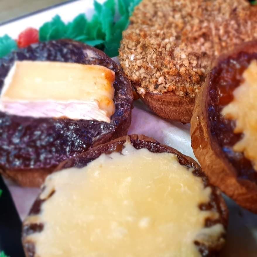 Perfect pies for the perfect guys 💙 Shops open 10-2pm
Traditional pork pie, Chilli pepper jam and Wensleydale topped pie, Branston pickle &amp; mature cheddar topped, Chicken &amp; sage and onion topped pork pie, Caramelised onion chutney &amp; brie, Apple &amp; Ale chutney and cheddar topped