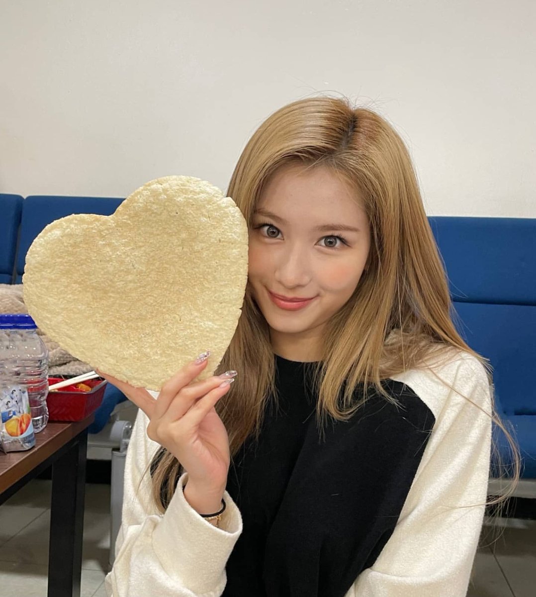 gatsevisual's tweet photo. Asik makan kerupuk gendar. Aku juga suka @sanyatoki https://t.co/P5QSXMhHVE