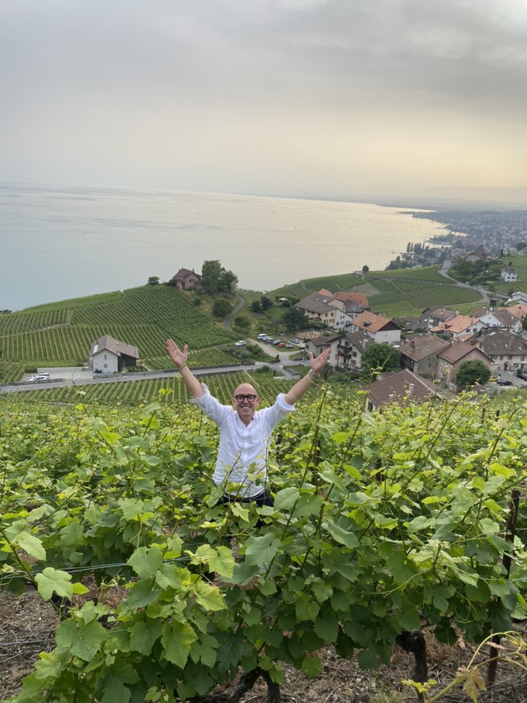 cresdelolmo's tweet photo. El día que comprendí que lo único que me voy a llevar es lo que vivo, empecé a vivir lo que me quiero llevar. ☮️ 
Suiza🇨🇭 
#suiza #lagoleman #paz #relax #vida #naturaleza #planetatierra #amigos https://t.co/szm0SL3lQE