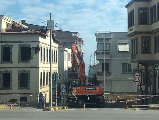 agdtrabzon's tweet photo. Kamuoyunda Prof.Dr. Necmettin Erbakan'ın evi olarak bilinen Pertev Paşa Konağı'nın yıkılarak yeniden özgün yapı malzemesi ve özgün yapı tekniği ile inşa edilmesi kararı, Kültür Varlıklarını Koruma Kurulu'nca, ilgili mevzuatların gereği olarak alınmıştır. https://t.co/RH8AkoQr2V
