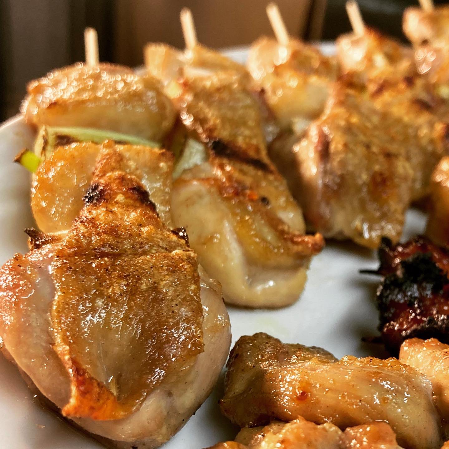 ふじとり 狸小路近くの焼き鳥屋さん ふじとり明日より営業再開 最高の焼鳥を 焼きたてと 生ビール 店内 御手洗いなど床を張り替えまして心機一転キレイなお店でお待ちしてます 営業時間 17時 時 定休日 なし 喫煙可能 ふじとり やきとり