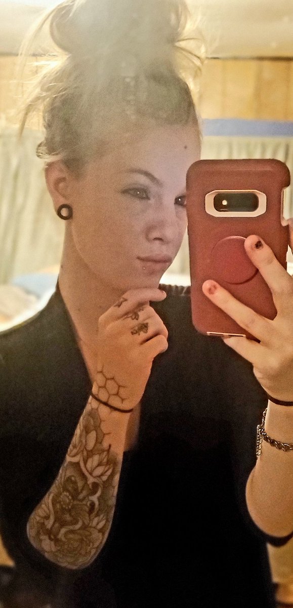 Still ya favorite Greek goddess here ✨😍🙌 
Don't forget to come check my out mostly every Monday, Tuesday, and Wednesday! Full of nightmares and fun! Don't miss out 💋🥰 
Link in bio for twitch 🖤🔥