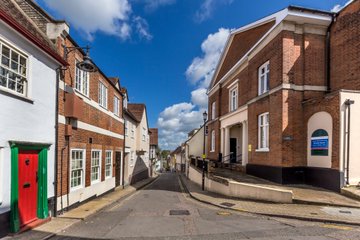 VisitColchester's tweet photo. #Colchester's Dutch Quarter was named after the Flemish refugees fleeing religious persecution that settled there. The wool weaving techniques they brought with them significantly boosted the town's economy. More here: https://t.co/LiOcKJrVBI

#WorldRefugeeDay https://t.co/RulZudHdZB