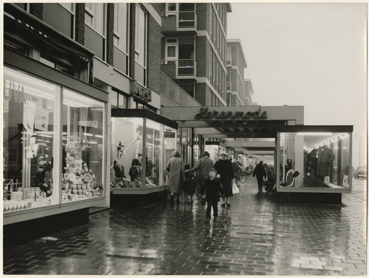 GemeenteDenHaag's tweet photo. Throw🔙 naar winkelcentrum Leyweg in de jaren 6️⃣0️⃣.

Het oorspronkelijke winkelcentrum #Leyweg werd in 1960 gebouwd. Door de jaren is het flink veranderd, dus soms is het nog moeilijk voor te stellen hoe het vroegâh was. We blikken graag even terug 🎥.

@haagsarchief #tb https://t.co/3mG86Ghc4f