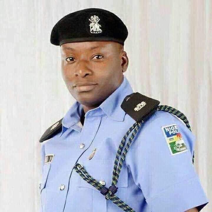 sowore's tweet photo. Chief Superintendent of Police (CSP) Hyelhira Daniel Altine fired an anti-riot gun at me for attending a protest at the Unity Fountain, she walks away after injuring me and now I am hearing she’s getting promoted by @PoliceNG, apparently she kills Shiite protesters regularly too https://t.co/oEwecjWvQG