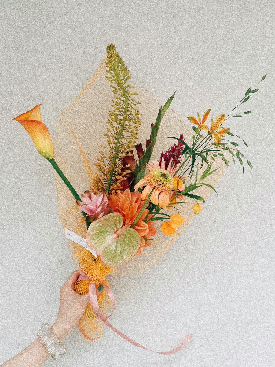 「結婚記念日にプレゼントしてくれた大好きなduftの花束と、背景の情報量が多すぎて」|ニシイズミユカのイラスト