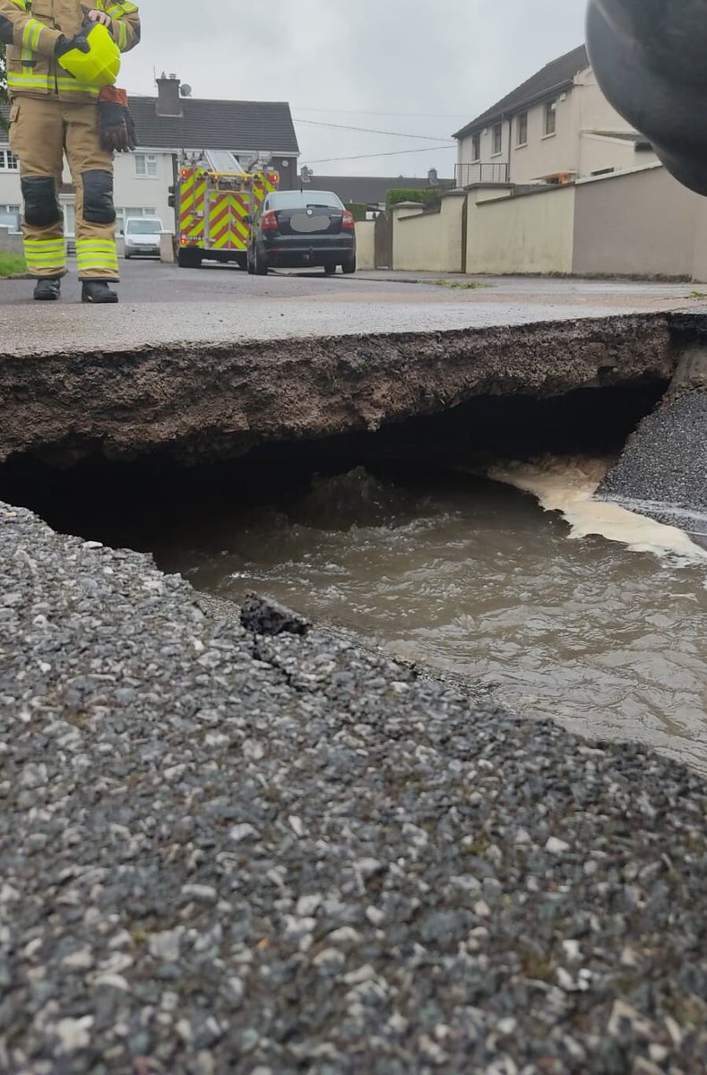 CorkCityFire's tweet image. Crews are currently in attendance at a burst water main in McGrath Park, Mahon. ESB Networks, Bord Gáis Energy, Irish Water Uisce Éireann and a building inspector are all at scene. 

Expect water outage in the area. 

#CorkAlerts