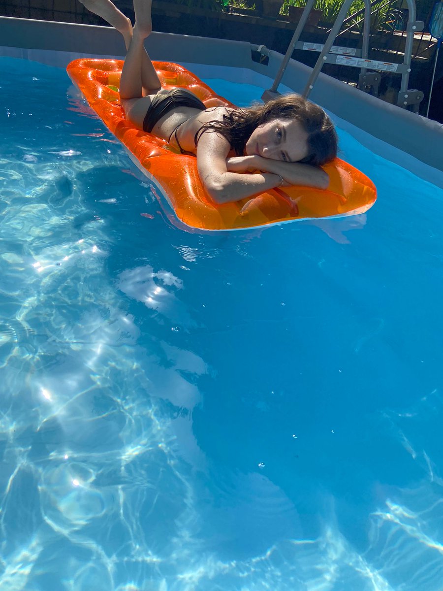 its_jade22's tweet photo. Si stava bene in piscina l'altro giorno 🌊 #primobagno https://t.co/aW2wMbonOa
