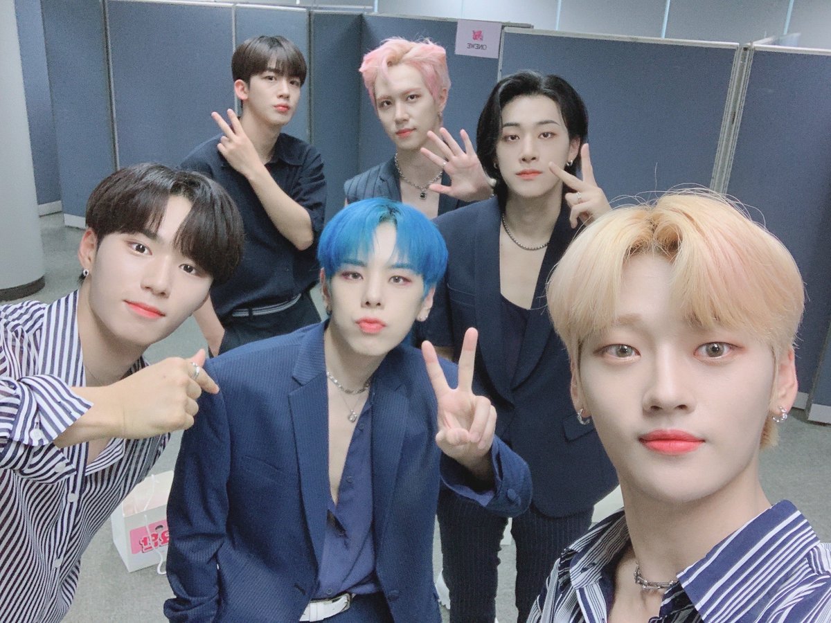 WEi__Official's tweet photo. 이른 시간부터 인기가요 무대를 뿌셔뿌셔한 멋쟁이 위아이🤴
일요일도 짱아이와 함께하면 행복이 1005배💙 
무대 장인들과 다음 주도 함께해주세요🙌

#위아이 #WEi #IDENTITY #Action 
#BYEBYEBYE https://t.co/3X3qNLYBAW