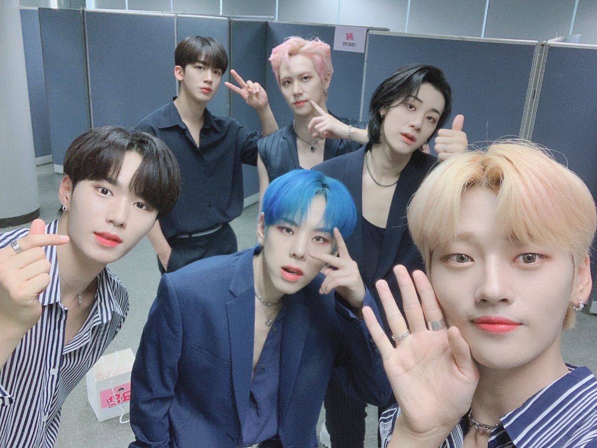 WEi__Official's tweet photo. 이른 시간부터 인기가요 무대를 뿌셔뿌셔한 멋쟁이 위아이🤴
일요일도 짱아이와 함께하면 행복이 1005배💙 
무대 장인들과 다음 주도 함께해주세요🙌

#위아이 #WEi #IDENTITY #Action 
#BYEBYEBYE https://t.co/3X3qNLYBAW
