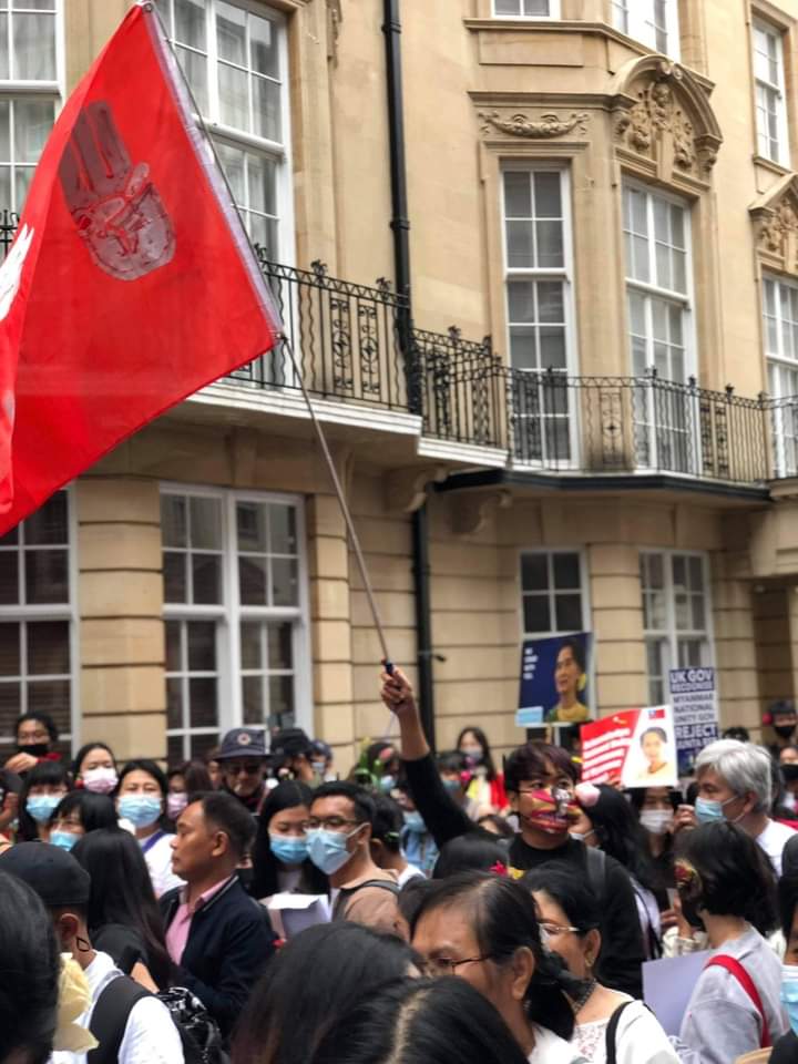 Su2Lay1's tweet photo. Burmese nationals in London, Britain, pray for health of State Counselor Aung San Suu Kyi on June 19 ,Flower(Rose) Strike in front of the Burmese Embassy in London. 

#WhatsHappeningInMyanmar
#June20Coup https://t.co/T82k20MSjF