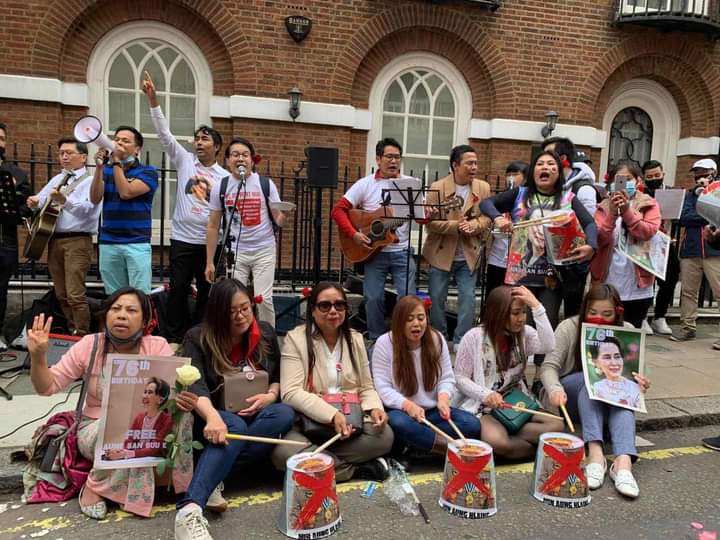 Su2Lay1's tweet photo. Burmese nationals in London, Britain, pray for health of State Counselor Aung San Suu Kyi on June 19 ,Flower(Rose) Strike in front of the Burmese Embassy in London. 

#WhatsHappeningInMyanmar
#June20Coup https://t.co/T82k20MSjF