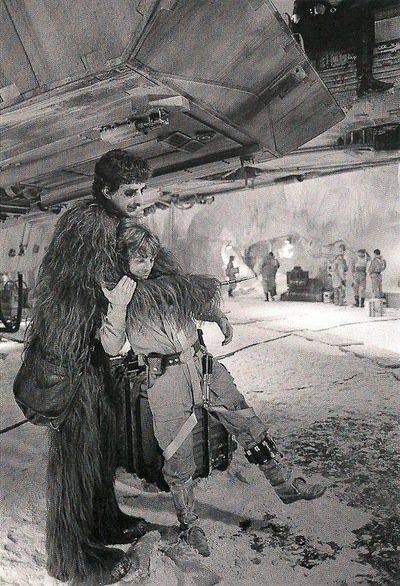 RT @sluts_guts: Peter Mayhew and Mark Hamill playing between takes #behindthescenes #filmmaking https://t.co/mzQqoLK0Mk