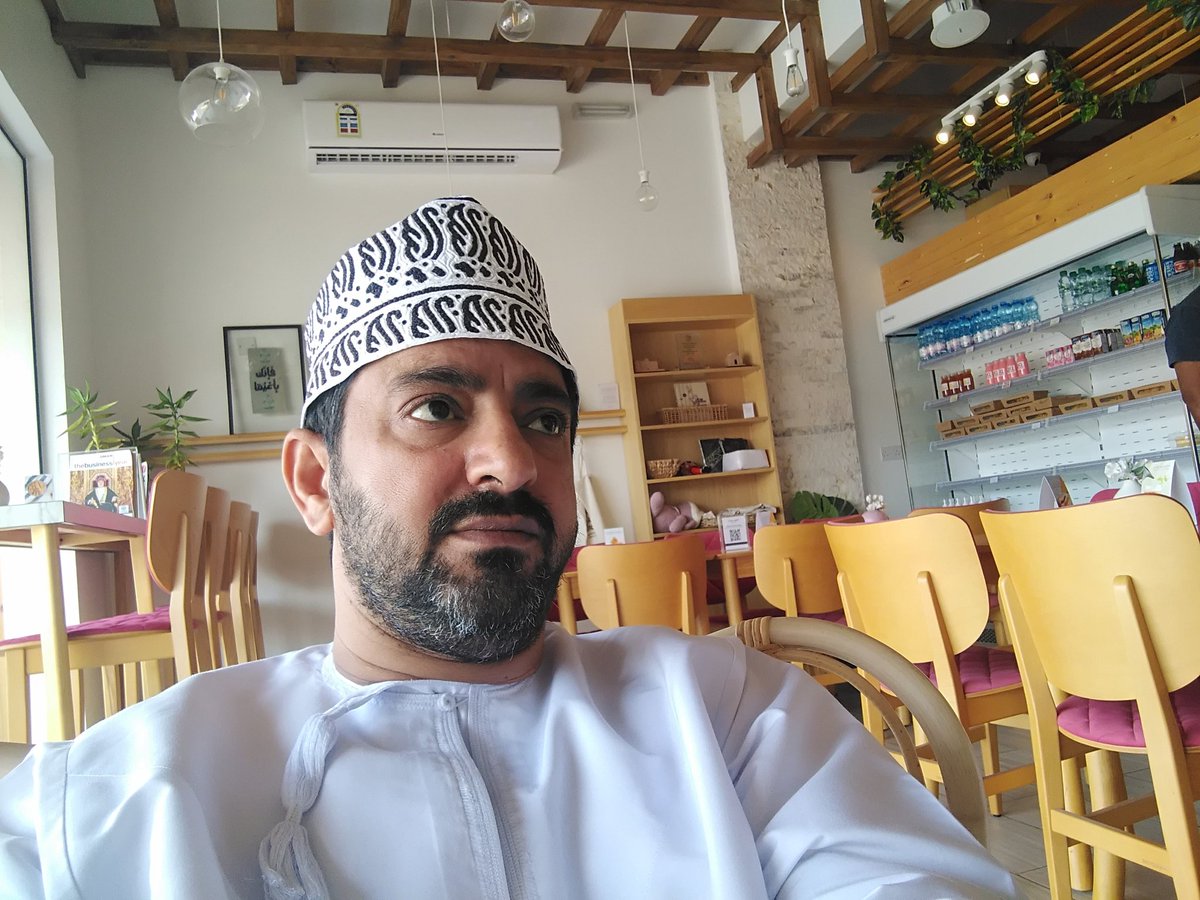 askas1971's tweet photo. من زيارتي لمقهى ( كاوا كافي) ببركة الموز ، الجميل فيه اهتمامه بالخط العربي والكتب الجميلة تزين أرفف المقهى الرائع. https://t.co/ojWie3urz9