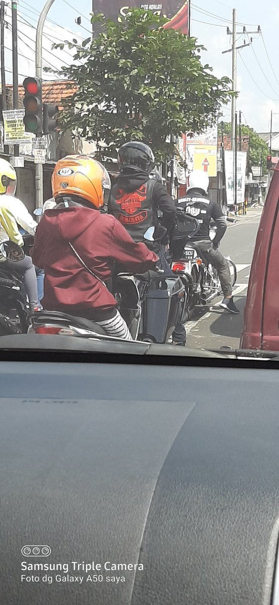AYUU_dr's tweet photo. @e100ss Selamat siang.. ingin melaporkan adanya konvoi motor gede,di jalan raya Geluran Sepanjang seperti harley yang meskipun hanya 5 motor aja,tnp pengawalan dan mengendarai meresahkan pengendara lainnya,mhn dilakukan perhatian serius utk masalah pengguna jalan raya ini.Trims https://t.co/JtvxCtKer1