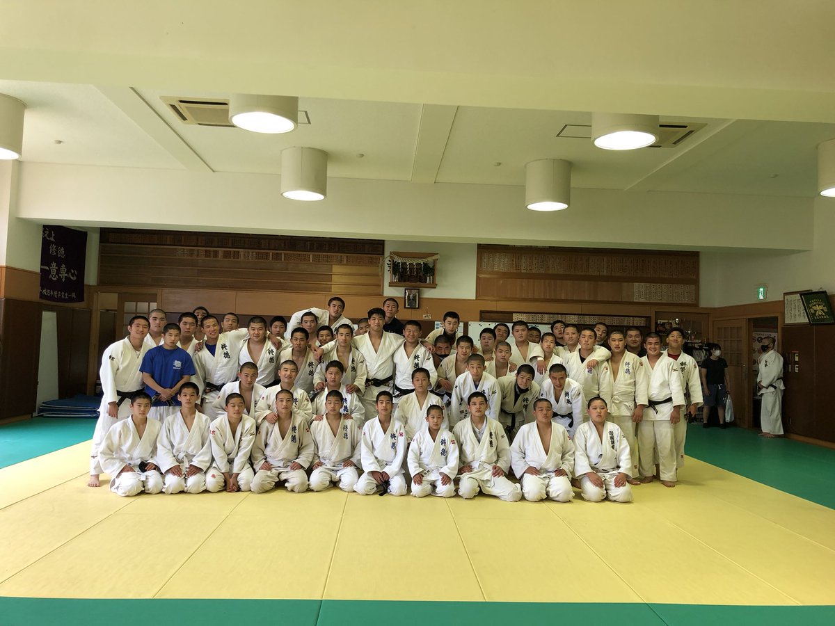 修徳柔道部 今日は 教育実習生として三週間授業と 部活の指導をしてくれた 修徳柔道部卒業生の中村大知先生の教育実習最終日でした 短い期間でしたが 稽古をつけていただきありがとうございました これからも頑張って下さい 徹