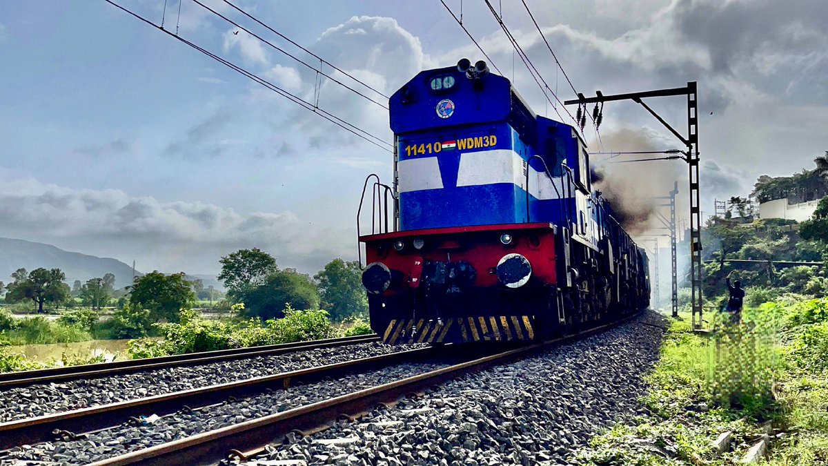 SC LTT Duronto passing Kamshet with Gooty Twins #wdm3d #gooty #Duronto #memorieswithrailways #Trains #FirstLove #Irfca #IndianRailways #railfan #railfanning  #shotoniphone12promax #shotoniphone 📸 - 19/06/2021