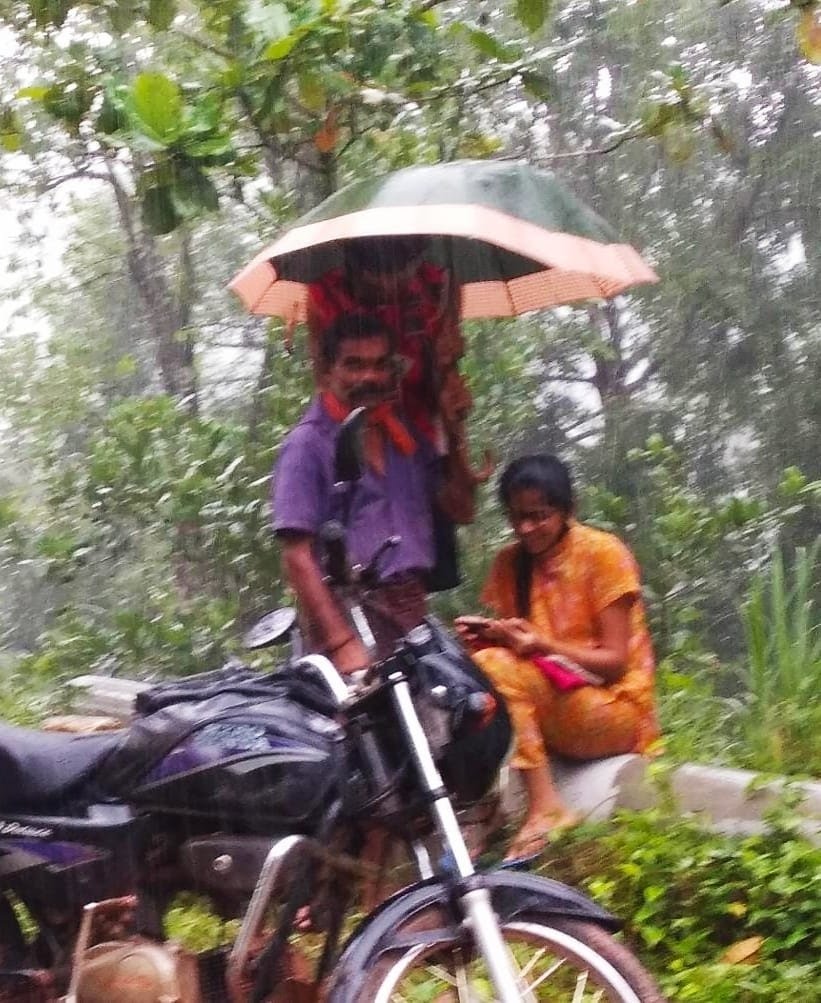 thebetterindia's tweet photo. #FathersDay #fathersday2021 
This viral pic is of a dad in Karnataka’s Dakshina Kannada district holding an umbrella over his daughter as she attends her online class amid heavy rain (due to absence of good network in the village).

Fathers, we tell you❤
PC: Mahesh Puchhappady https://t.co/cM8HpW8tRu