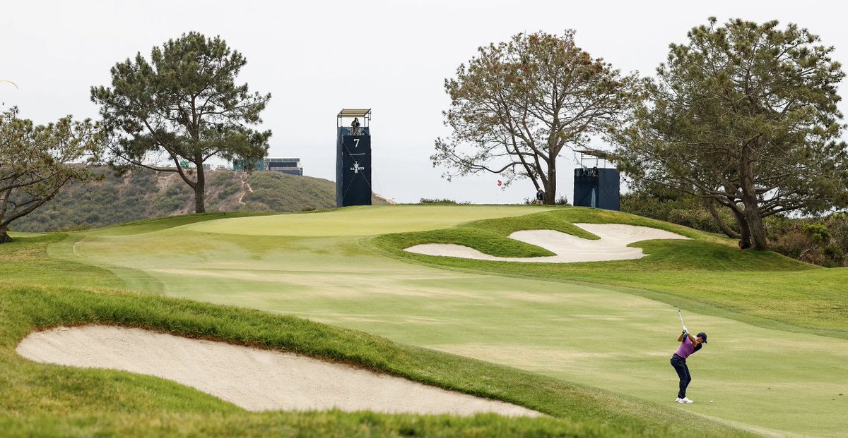 Loving the simply, well designed holes of Torrey Pines.  Surely Rory was cutting this approach up onto top tier?  Go well tomorrow <a href="/McIlroyRory/">Rory McIlroy</a> #USOpengolf #usopen