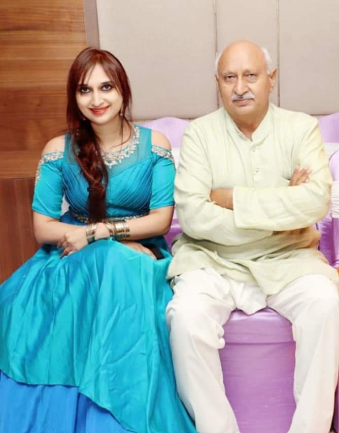 PrietyDr's tweet photo. ❣️HAPPY FATHER'S DAY❣️

मेरी दुनिया में जो इतनी शौहरत है
 ओ पापा ! सब तेरी बदौलत है🙏
 ख़ाक है तेरे आगे यह जमीं, यह आसमां 
मैं तेरी अमानत , तू मेरी दौलत है🙏 https://t.co/sqsXBxwPD7