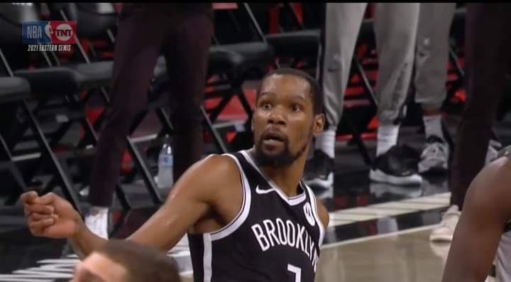 KeefstreetCoogi's tweet photo. Durant really just pulled a Carlton wit that air ball 🤦🏾‍♂️ https://t.co/C7lKV60oMj