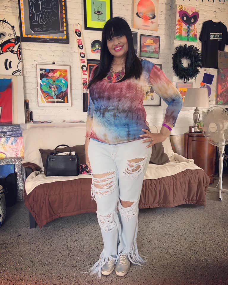 Benita_Charles's tweet photo. Hunts Point Fish Parade & Festival: This is me striking a pose after a successful performance. The audience said they enjoyed my show. My work is done! #huntspoint #fishparade #festival #summerconcert #art #benitacharlesmusic https://t.co/HxS4w22mCi