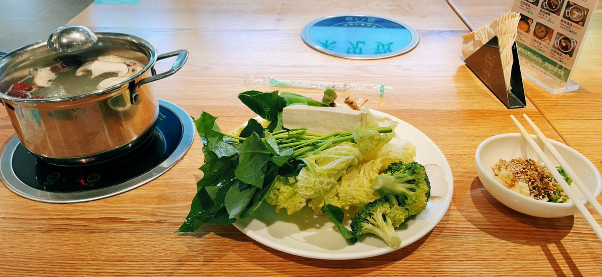 28块的素食自助，虽然有点贵但是作为减肥人的大餐挺好哒w
果然只要有蒜和香菜都好x(以前最讨厌的两个配料)
照片上这一碟就把我吃撑了果然现在饭量不行啦x