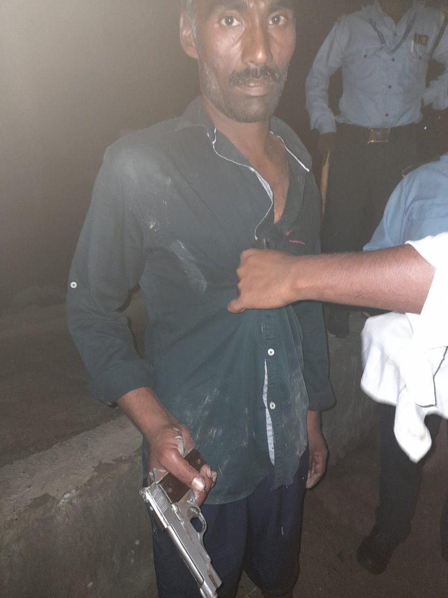 gyaneshwaryash's tweet photo. This is World class society name "EMAAR".This is their security here. There is no electricity here for 28 hours. Boundary is broken at many place. When the residents here raise their voice, then these people file an FIR.@emaar_india @HadiBadri @EmaarCares @emaardubai @EmaarIndia https://t.co/n4k9ipyRMA